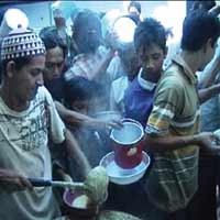 Berbuka Bubur Arab Gratis di Masjid Muhdlor 