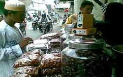 Penjual Kurma di Kawasan Ampel Meraup Untung