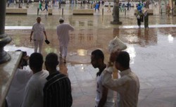 Banyak Tawaran Makanan Saat Buka Puasa di Masjidil Haram