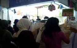 Penjualan Sarung dan Karpet Masjid di Pasar Baru Meningkat