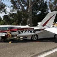 Pesawat Mendarat di Atas Mobil