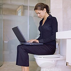 Twitter Jadi Kebiasaan Baru di Toilet