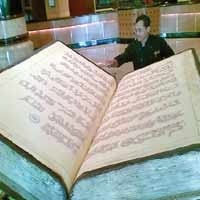 Al Quran Raksasa Cokelat Dipajang di Lobby Hotel
