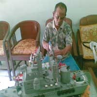 Kaleng Bekas di Tangan Djumangin Berubah Jadi Kapal 