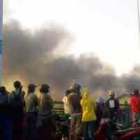 Asap Hitam Terus Membumbung dari Gudang Karton