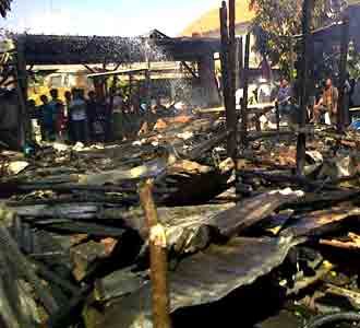 Api Lalap Dua Rumah di Tambak Mayor