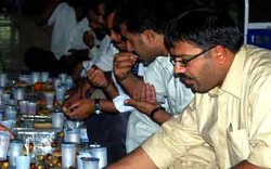 Berbuka dengan Roti dan Kurma di Masjid Nabawi