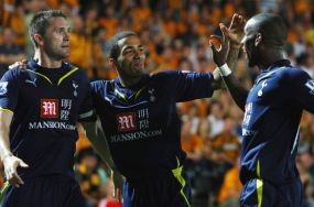 Trio Pendek Lambungkan Spurs