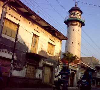 Melongok Masjid Menara Semarang