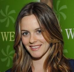 Alicia Silverstone Hobi Bugil Saat Berenang dan Berkebun