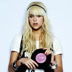 Peaches Geldof, Model Underwear, Yang Tak Memakai Bra