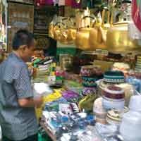 Sepi Peziarah, Omzet Pedagang Ampel Menurun