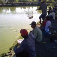 Ngabuburit Ala Warga Surabaya