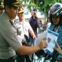 Sambil Bagi-bagi Takjil, Polisi Sosialisasikan UU Lalin