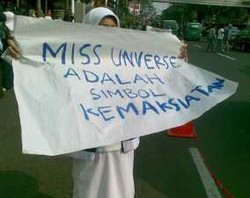 Aksi Peduli Perempuan Protes Kontes Miss Universe