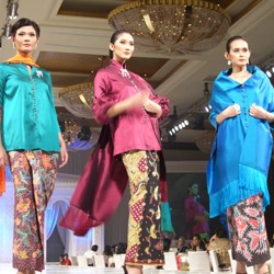 Warna-warni Indonesia dalam Seribu Warna Kain Nusantara