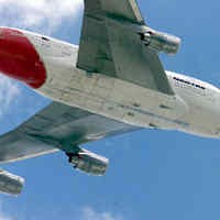 Seorang Pria Coba Buka Pintu Pesawat Qantas Saat di Udara