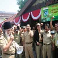 Tuntut Gaji, Ratusan Kades Demo Bupati 