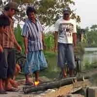 Tunggu Bedug Maghrib, Warga Kota Soto Sulut Meriam Bambu