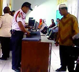Imigrasi Lembur Bereskan Paspor Haji