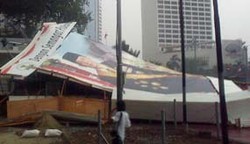 Baliho HI Tak Kunjung Diperbaiki, Kemacetan Mengular