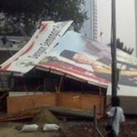 Baliho Raksasa Ambruk, Seorang Wartawan Jadi Korban