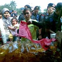 Ratusan Polisi Antre Migor Murah di Mako Brimob