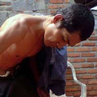 Dituduh Teroris, Pria Kurang Gaul Diusir Warga