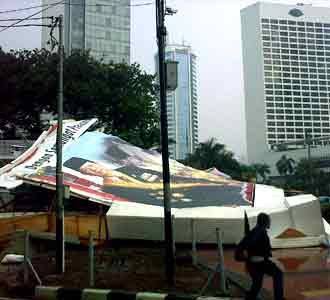 Baliho Raksasa di HI Roboh  Baliho Raksasa di HI Roboh