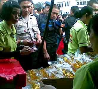 Ratusan Polisi Antre Migor Murah