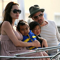 Brad Pitt Hobi Mainkan Musik Buruk