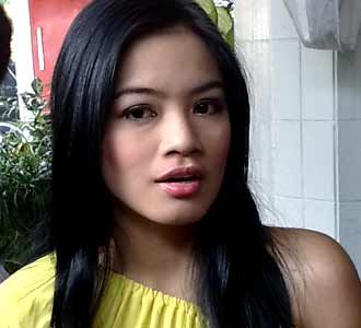 Titi Kamal Pamer Bahu