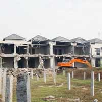 Tak Ada IMB, Ruko di Dukuh Kupang Dirobohkan 