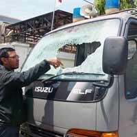 Usai Eksekusi Ruko, Kaca Truk Satpol PP Pecah 