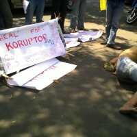 Keranda Koruptor Dilempari Telur