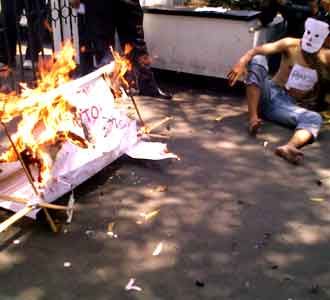 PMII Bakar Keranda Koruptor 