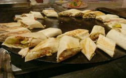 Manis Lembut Om Ali dan Lezatnya Sharwarma  