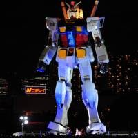 Pasangan Jepang Menikah di Bawah Robot Gundam 