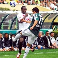 Pemain Kalah, Petinggi Klub Pamer Senjata