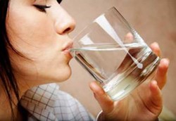 Wanita Lebih Pilih Minum Air Putih Ketimbang Bercinta