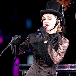 Huuuu! Madonna Disoraki Saat Konser