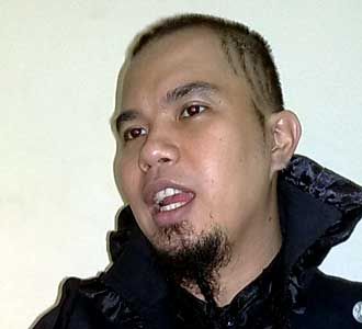 Dhani Berjubah Drakula