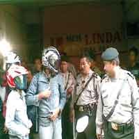 Kepergok Telanjang, Pasangan Mesum Kembali Diamankan 