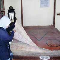 Al Quran Seberat Setengah Ton Dipajang di Keraton Sumenep