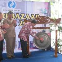 Heryawan Resmikan Safari Bazar KUMKM Ke-2