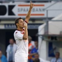 Roma Menang Besar, Totti Hat-trick 