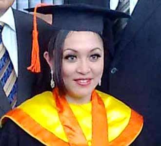 Angelina Sondakh Memakai Toga