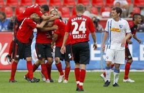 Leverkusen Berlari, Schalke Tersandung