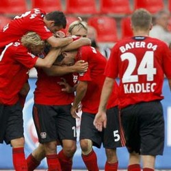 Leverkusen Berlari, Schalke Tersandung