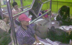 Tidur di Stasiun Demi Tiket Balik Lebaran 